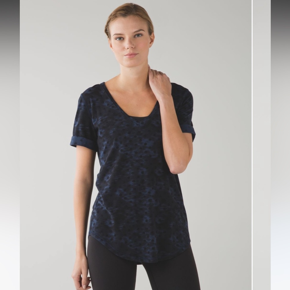 88. Lululemon Love Tee II Windy Blooms Deep Navy Black 6